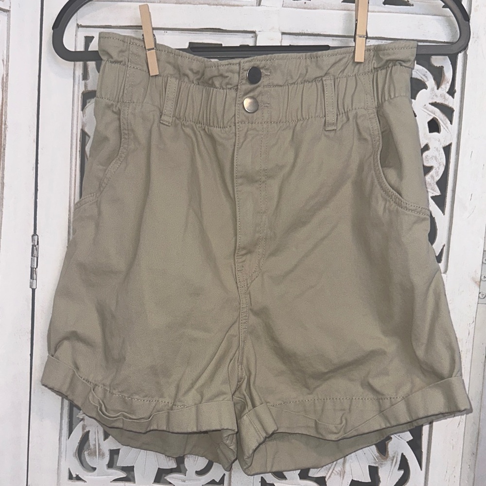 H&M High-Waist Paperbag Shorts in Khaki